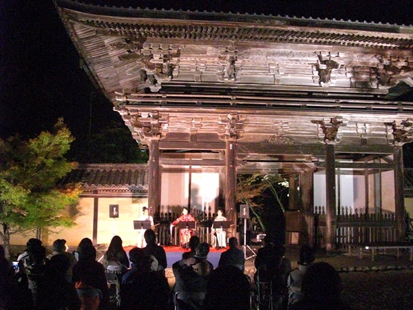 神護寺で二胡のコンサート開催。