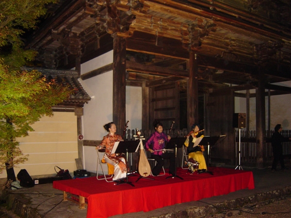 山門をバックに二胡の演奏会が開催されました。
